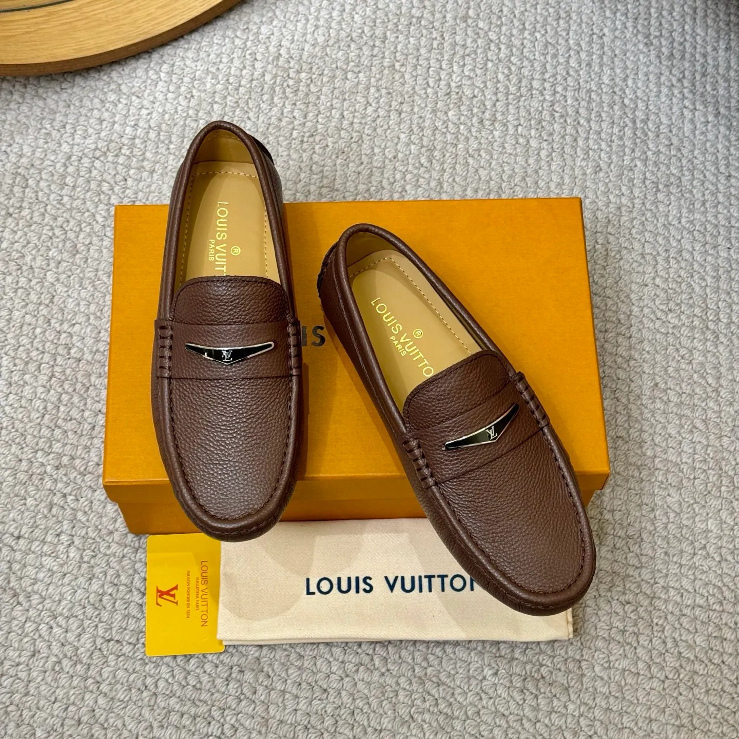 Men's men's shoes 💰420 (Yangli) LV 2⃣️0⃣️2⃣️5️⃣Spring and summer counter GLORIA series models ✈️Original factory special leather production, original last type. A classic driving slip-on casual shoe that shows an elegant style with exquisite craftsmanship details such as Monogram embossing all over the upper🌀Italian imported calfskin fabric Sheepskin foot pads➕Inside～Private mold replica sole Unique style Comfortable driving slip-on Size: 4-12 (38-46) Comes with [Counter packaging: original box, wrapping paper, card, instruction manual, shoehorn, cloth bag] No pressure to enter and leave the counter!